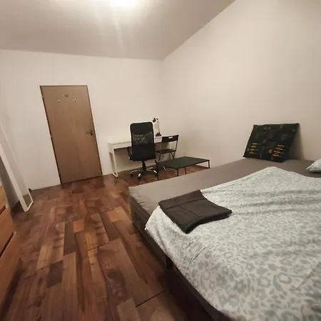 Double 17m2 With Shared Bathroom ブラチスラヴァ